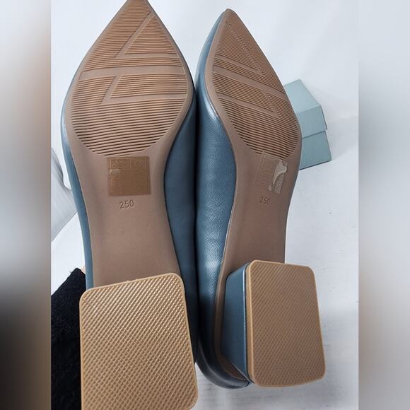C. Paravano Teal Blue Low Heels Block Heel Pointed Toe Women's Size 9  New - Picture 4 of 11